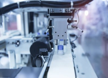 Montaj fabrikasında çalışmaya hattı otomatik robot. Akıllı fabrika sanayi 4.0 konsept