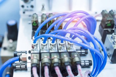 Robot kolu kavrama tutamacını pnömatik giriş