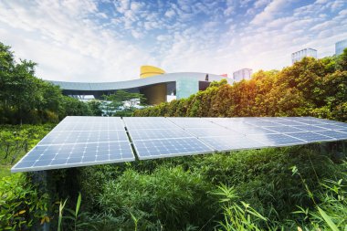 Kentsel manzaralı ekolojik enerji yenilenebilir güneş paneli santrali