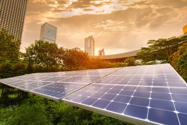 Kentsel manzaralı ekolojik enerji yenilenebilir güneş paneli santrali