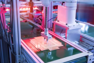 Montaj fabrikasında çalışmaya hattı otomatik robot. Akıllı fabrika sanayi 4.0 konsept