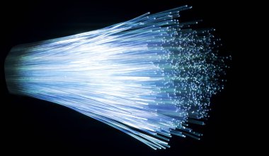 Optik fiber dinamik teknoloji arka planının derinliklerinden uçuyor.