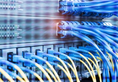 Fiber optik ekipmanlı teknoloji merkezi