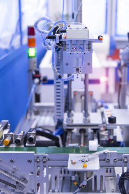 Mobil endüstriyel üretim fabrikasında robot matkap aracı