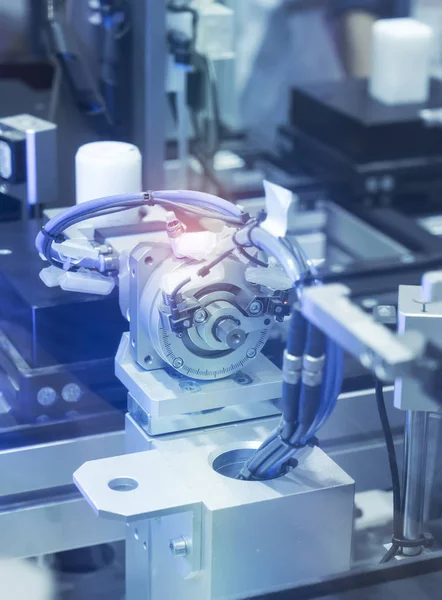 Robot kolu kavrama tutamacını pnömatik giriş