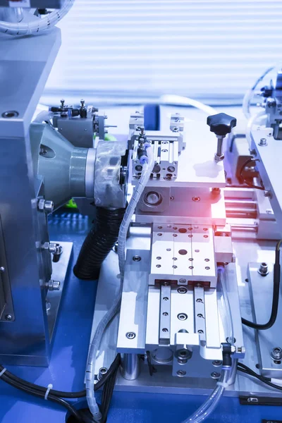 Robot kolu kavrama tutamacını pnömatik giriş