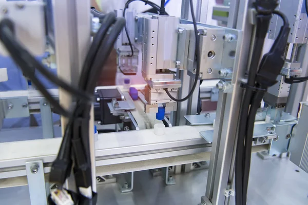 Montaj fabrikasında çalışmaya hattı otomatik robot. Akıllı fabrika sanayi 4.0 konsept