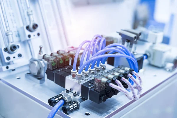 Robot kolu kavrama tutamacını pnömatik giriş