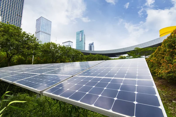 Kentsel manzaralı ekolojik enerji yenilenebilir güneş paneli santrali