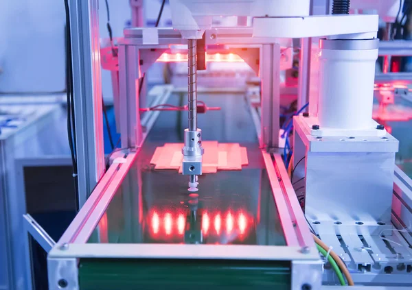 Montaj fabrikasında çalışmaya hattı otomatik robot. Akıllı fabrika sanayi 4.0 konsept