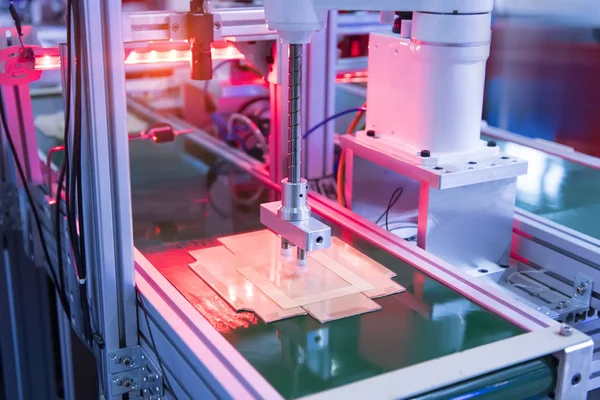 Montaj fabrikasında çalışmaya hattı otomatik robot. Akıllı fabrika sanayi 4.0 konsept