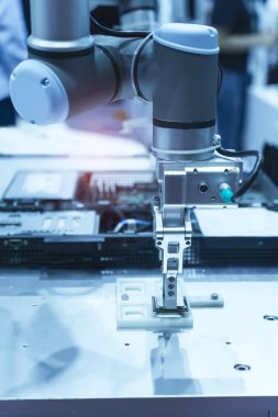 Robotik ve otomasyon sistem denetim uygulamasında robot kol otomatikleştirmek