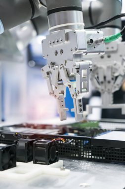 Robotik ve otomasyon sistem denetim uygulamasında robot kol otomatikleştirmek