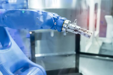 Robotik ve otomasyon sistem denetim uygulamasında robot kol otomatikleştirmek