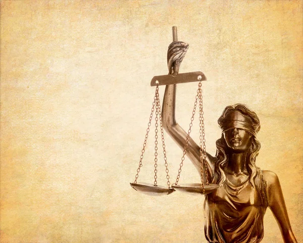 古い用紙の背景 法律概念の正義の女神像 — ストック写真