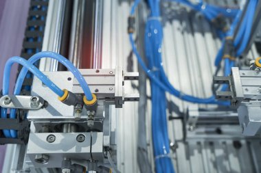 Robotik ve otomasyon sistem denetim uygulamasında robot kol otomatikleştirmek