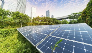 Kentsel manzaralı ekolojik enerji yenilenebilir güneş paneli santrali