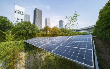 Kentsel manzaralı ekolojik enerji yenilenebilir güneş paneli santrali