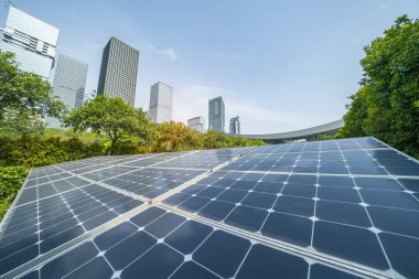 Kentsel manzaralı ekolojik enerji yenilenebilir güneş paneli santrali
