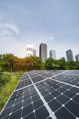 Kentsel manzaralı ekolojik enerji yenilenebilir güneş paneli santrali