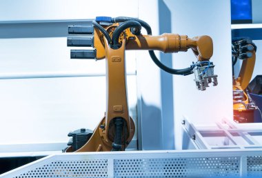 Robotik ve otomasyon sistem denetim uygulamasında robot kol otomatikleştirmek