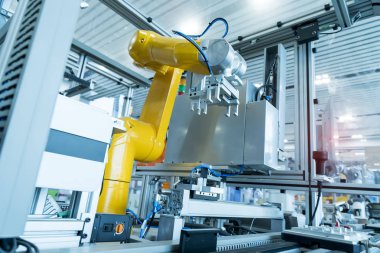 Robotik ve otomasyon sistem denetim uygulamasında robot kol otomatikleştirmek