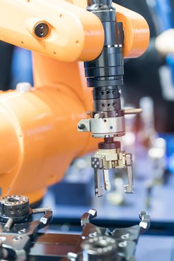Robotik ve otomasyon sistem denetim uygulamasında robot kol otomatikleştirmek