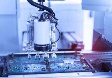 Robotik ve otomasyon sistem denetim uygulamasında robot kol otomatikleştirmek