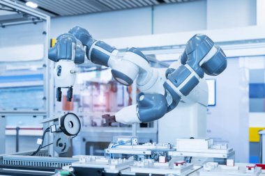 Robotik ve otomasyon sistem denetim uygulamasında robot kol otomatikleştirmek