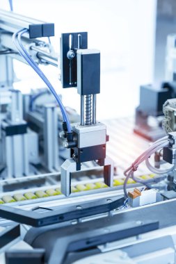 Robotik ve otomasyon sistem denetim uygulamasında robot kol otomatikleştirmek