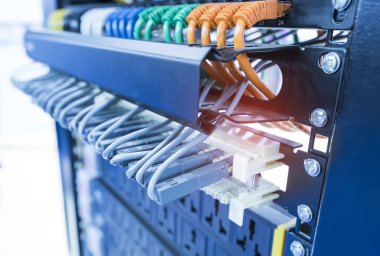 ağ kabloları satırı bir anahtara bağlanır