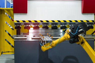 Robotik ve otomasyon sistem denetim uygulamasında robot kol otomatikleştirmek