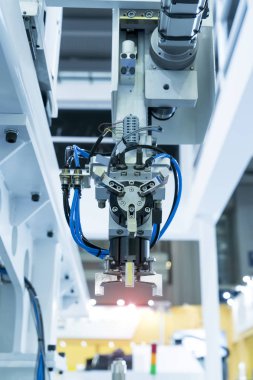 Robotik ve otomasyon sistem denetim uygulamasında robot kol otomatikleştirmek