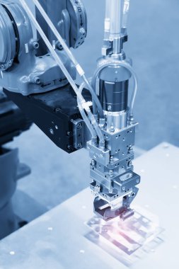 Endüstriyel imalat fabrikasında robotik el makinesi, Akıllı fabrika sektörü 4.0 konsepti.