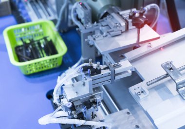 Robot kolu kavrama tutamacını pnömatik giriş