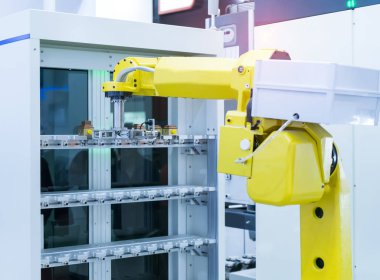 Endüstriyel imalat fabrikasında robotik el makinesi, Akıllı fabrika sektörü 4.0 konsepti.