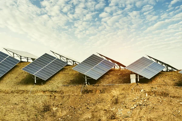 太陽エネルギー現代電力発電技術再生可能エネルギー構想 — ストック写真