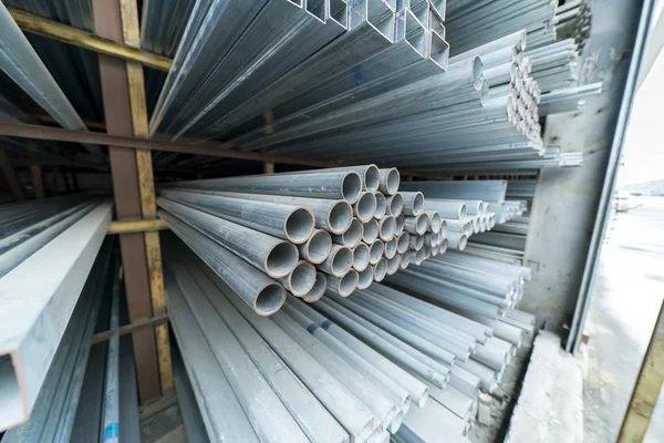 工場倉庫に積層された鋼管産業建設 — ストック写真