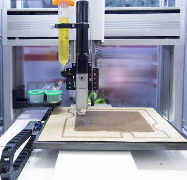 cep telefonu fabrikasında otomatik tutkal dispenser makinesi (tutkal enjeksiyonu) meme cihaz ve iğne teknolojisi