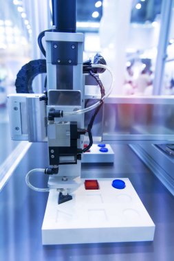 Robotik ve otomasyon sistem denetim uygulamasında robot kol otomatikleştirmek