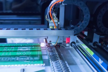 pcb tahtası otomatik üretim lehimleme ve montajlama demir uçlarını lehimliyor