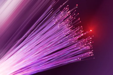 Optik fiber dinamik teknoloji arka planının derinliklerinden uçuyor.