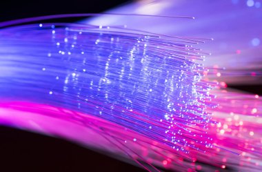 Optik fiber dinamik teknoloji arka planının derinliklerinden uçuyor.