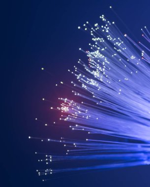 Optik fiber dinamik teknoloji arka planının derinliklerinden uçuyor.