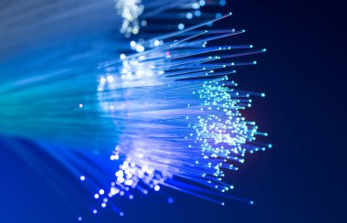 Optik fiber dinamik teknoloji arka planının derinliklerinden uçuyor.