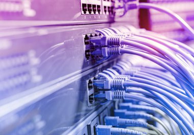 Ağ kabloları ve hub closeup fiber optik arka plan