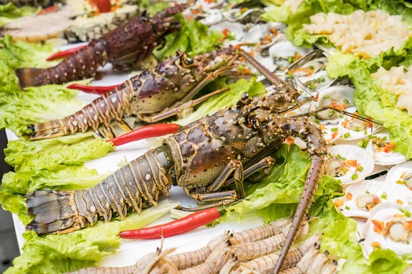 甲壳类海鲜的贝壳鱼盘 新鲜龙虾作为海洋美食晚餐 — 图库照片