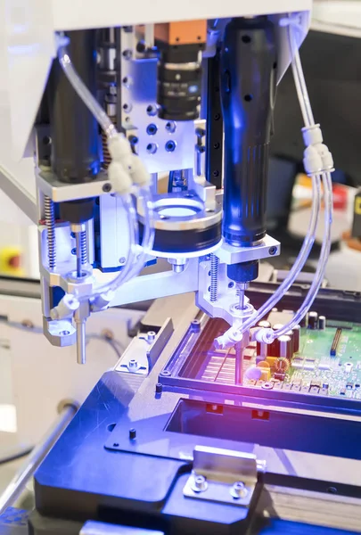 pcb tahtası otomatik üretim lehimleme ve montajlama demir uçlarını lehimliyor