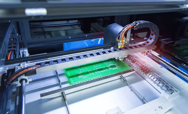 pcb tahtası otomatik üretim lehimleme ve montajlama demir uçlarını lehimliyor