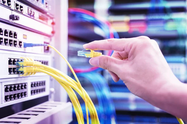 Hand Met Netwerkkabels Die Zijn Verbonden Met Servers Het Datacenter — Stockfoto